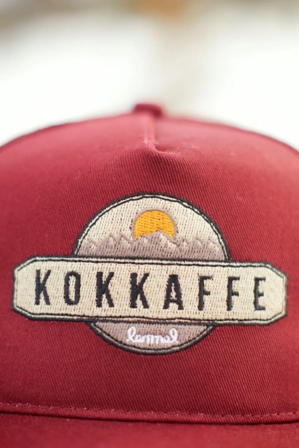 Lemmelkaffe Kokkaffe Lippalakki, Viininpunainen